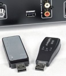 Rotel RT-09 Rotel nie ma klasycznego gniazda Ethernet, a z sieci�
��czymy si� za pomoc� przej�ci�wek - nadajnika/
odbiornika WLAN albo USB-Ethernet.