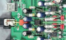 Rotel RT-09 Rotel mo�e pochwali� si� bardzo dobrym uk�adem
analogowym, z wysokiej klasy opornikami Dale.