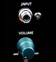 Samsung HT-BD2 Obs�uga subwoofera jest prosta -
mamy tylko monofoniczne wej�cie
audio, regulator wzmocnienia
i mechaniczny w��cznik.