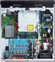 Sony BD-S5000ES Odtwarzacz
Blu-ray oznacza
wi�ksze
nagromadzenie
uk�ad�w,
ale i tutaj uda�o
si� zachowa�
wzorowy
porz�dek.