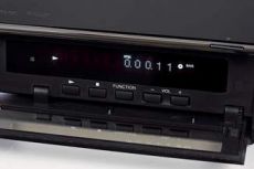 Sony BDV-Z7 Po odchyleniu okrywaj�cej ca�y front klapki
pojawia si� dost�p do kilku podstawowych
funkcji.