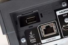 Sony BDV-Z7 Port sieciowy LAN wskazuje na obecno��
standardu BD-Live, natomiast gniazdo USB
pozwoli zainstalowa� kart� pami�ci np. do
przechowywania danych pobranych z sieci.