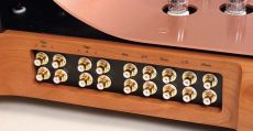 Unison Research ABSOLUTE 845 SE Wzmacniacz wyposa�ono w wiele wej��, r�wnie� dla gramofonu z wk�adk� MM, a tak�e dwie
p�tle do nagrywania