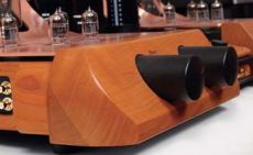 Unison Research ABSOLUTE 845 SE Drewna w Absolute jest pod dostatkiem,
jednak jeszce wi�ksze wra�enie robi wielka
porcja miedzi.