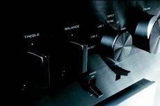 Yamaha A-S2000 �wietnie rozwi�zano regulacj� barwy d�wi�ku
- w po�o�eniu �rodkowym aktywowany jest
przedwzmacniacz bez regulator�w w torze
sygna�u.