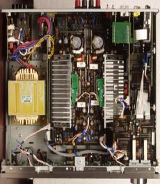 Yamaha  RX-797  Dwukana�owy amplituner,
a wype�nienie uk�adami podobne jak
w urz�dzeniach wielokana�owych;
najwa�niejsza jest jednak porz�dna
ko�c�wka mocy z elementami
dyskretnymi i dwoma identycznymi
sekcjami dla kana��w L/R.