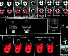 Yamaha RX-V663 HDMI same w sobie nie stanowi� ju� takiej
atrakcji jak rok temu, ale w tej cenie
umiej�tno�� konwersji sygna�u z wej��
analogowych wci�� jest czym� specjalnym.