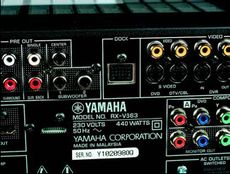 Yamaha RX-V663 Wielopinowe z��cze DOCK s�u�y nie tylko
pod��czeniu stacji dokuj�cej dla iPoda, Yamaha
rozszerza funkcjonalno�� swojego interfejsu
dodaj�c wsp�prac� z przystawk� Bluetooth.