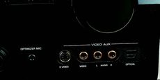 Yamaha RX-V663 Komplet z��cz podr�cznych tworzy tym razem klasyczny zestaw,
cyfrowe z��cze dla empetr�jki (iPoda) umieszczono z ty�u.