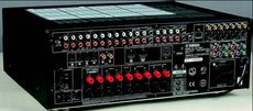 Yamaha RX-V663 Tylny panel przedstawia
bogactwo konektor�w, obecne s� wszystkie formaty
wizyjne, a nawet wyj�cia do drugiej strefy.