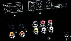 Yamaha YSP-3000 Mi�dzy wej�ciami analogowymi znalaz�o si�
r�wnie� gniazdo dla anteny, gdy� YSP-3000
jest wyposa�ony w tuner FM.