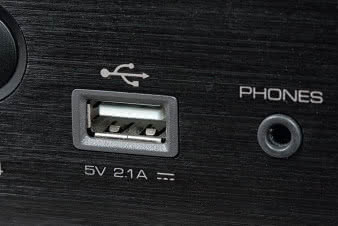 Przez złącze USB na przedniej ściance będziemy
mogli podładować smartfon lub tablet, gdyby
ładowarka znowu się gdzieś zapodziała.