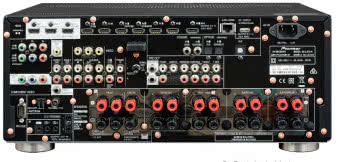 Względnie luźne rozmieszczenie gniazd głośnikowych ułatwi zakręcanie kabli.