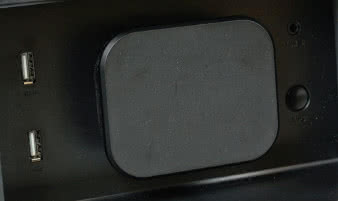 L8 ma aż dwa USB – jedno służy tylko jako źródło zasilania, drugie może komunikować się np. z iPhone`em.