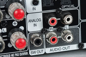 Amplituner ma jedno standardowe wyjście audio na
parze RCA oraz gniazdo pozwalające na podłączenie
aktywnego subwoofera.