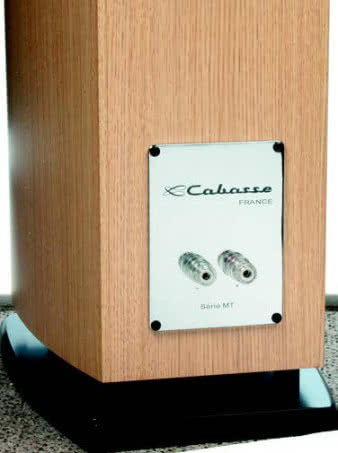 Efektowna tabliczka z parą ładnych zacisków wyjaśnia, że dylemat: "to bi or not to bi" został za nas rozstrzygnięty przez samego producenta