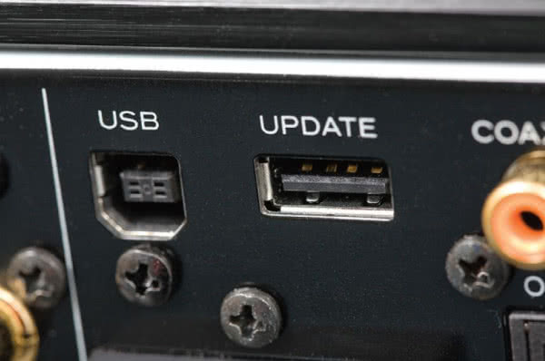 Obydwa wejścia USB z tyłu: jedno jest wejściem na wbudowany przetwornik C/A, drugie służy tylko do aktualizacji oprogramowania.