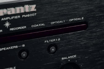 Chociaż Marantz wyposaża w panel wejść
cyfrowych przede wszystkim odtwarzacze,
to do PM6007 też je "przemycono", co znacznie
zwiększa jego uniwersalność.