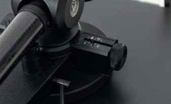 Mechanizm anti-skatingu jest magnetyczny, regulację
przeprowadzamy wygodnym pokrętłem.