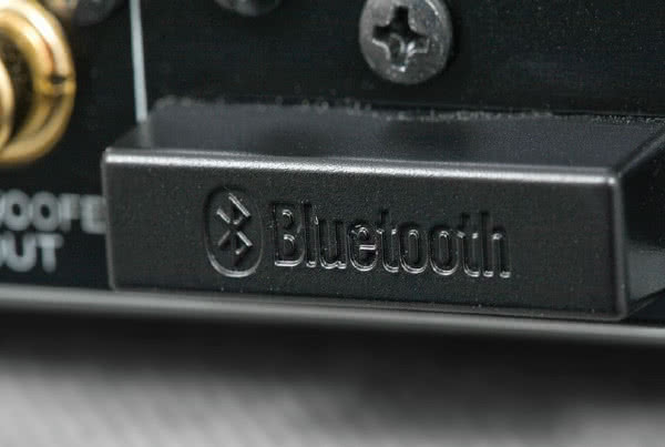 Pod plastikowym kapslem znajdują się anteny systemu Bluetooth.