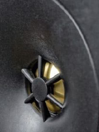 Złocona, aluminiowa
kopułka wysokotonowa
pochodzi
z serii Studio, a jej
obudowa (o łagodnie
tubowym
profilu) już z serii
Monitor. Tego
typu mieszanki
technik z obydwu
sąsiadujących serii
widzimy również
w pozostałych
głośnikach SE 3.