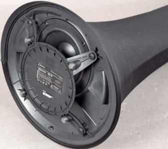 Na górze panele NXT, na dole klasyczna sekcja subbasowa.