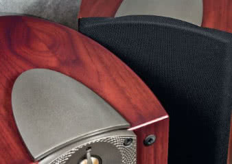 Patrząc na kolumnę
z lewej strony, mogłoby się wydawać,
że źle spasowano kosz
wysokotonowego i "nakładkę"
na górnej ściance, ale kolumna
prawa "wyjaśnia", że przygotowano
miejsce na ramkę
maskownicy.