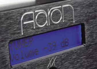 Komunikaty odczytujemy na dużym wyświetlaczu
z niebieskim podświetleniem.