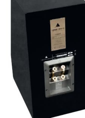 Piątka za staranność
- nawet dość płaską, okolicznościową
tabliczkę wprawiono w płytkie wyfrezowanie;
tym bardziej zrobiono tak z oprawą gniazda
przyłączeniowego.