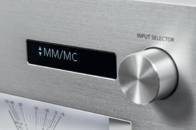 W wersji M2 rozbudowano przedwzmacniacz gramofonowy o korekcję MC.