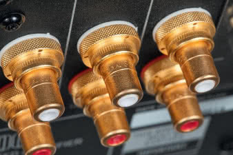 Grube kołnierze gniazd RCA wkręcono w tylną
ściankę, nie sposób tu niczego wyłamać, nawet
stosując najcięższe interkonekty.