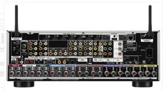 Wszystkie amplitunery imponują baterią różnorodnych gniazd,
a Denon dodatkowo błyszczy złoceniami.