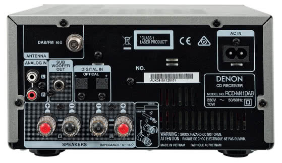 CD-amplituner ma pojedyncze terminale głośnikowe, oficjalnie obsłuży głośniki 6-omowe - i taką impedancję mają dołączone monitory. Jest jedno wejście analogowe i dwa optyczne wejścia cyfrowe.