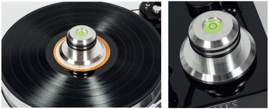 Elementem wyposażenia jest krążek dociskowy z miniaturową poziomicą ułatwiającą ustawienie gramofonu. Krążek znajduje swoje miejsce na specjalnym trzpieniu, w podstawie.