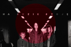 Na razie stoję, na razie patrzę