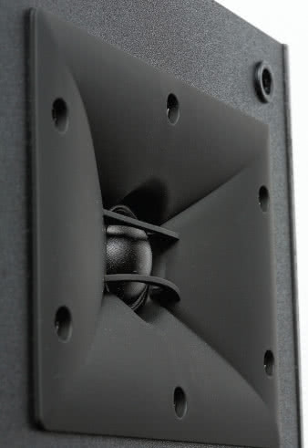 Tubowe wyprofi lowanie, inaczej zwane falowodem,
to element identyfi kujący Arenę z JBL-em, chociaż
wcześniej nie było stosowane w konstrukcjach
niskobudżetowych. Chyba po raz pierwszy w takim
rozwiązaniu JBL-a widzimy kopułkę tekstylną.
Głośnik dostrojono tak, aby nie drażnił i nie zdradzał
negatywnych tubowych inklinacji.