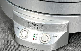 Panel sterowania
Challengerem
jest
autonomiczny;
można go
jednak wsunąć
od przodu pod
podstawę, z którą
tworzy wówczas
wizualną całość.