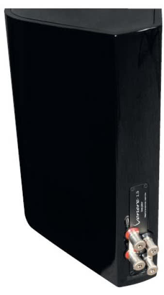 Po wykonaniu łuków
w przedniej
części obudowy,
boczne ścianki
zbiegają się ku
tyłowi biegnąc
już po prostej.
Zwykle na tylnej
listwie obudów
Sonusa znajdował
się otwór (otwory)
bas-refleksu. Tym
razem firma podkreśla,
że Venere
można postawić
blisko ściany,
i w związku z tym
przeniosła otwór
do przodu...