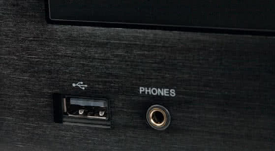 X-HM76 ma dwa złącza USB (jedno z przodu), do każdego możemy podłączyć nośnik pamięci i dowolnie nawigować po bibliotece muzyki.