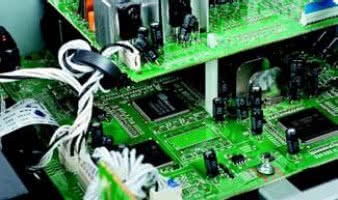 W sekcji wideo sporo ładnych układów
odpowiadających za konwersję sygnałów, dla
gniazd komponentowych z formatem 1080i
włącznie.