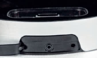 Wejście audio jest ukryte pod gumową zaślepką
na froncie.