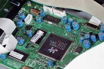 To już widzieliśmy w odtwarzaczu Advance
Acoustic - sterowanie napędem DVD oraz kompletne
dekodery obrazu i dźwięku kinowego.