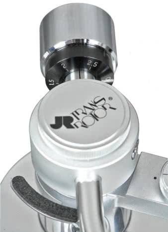 Jelco to
ramię typu
gimballed,
tj. z dwoma
osiami przechyłu.