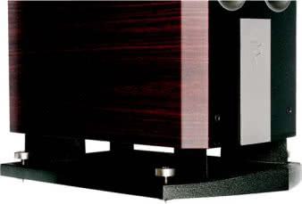 Ciężki odlewany cokół daje wiele korzyści: solidną podstawę, regulowane kolce, możliwość promieniowania basrefleksu z dolnej ścianki, architektoniczna elegancję.
