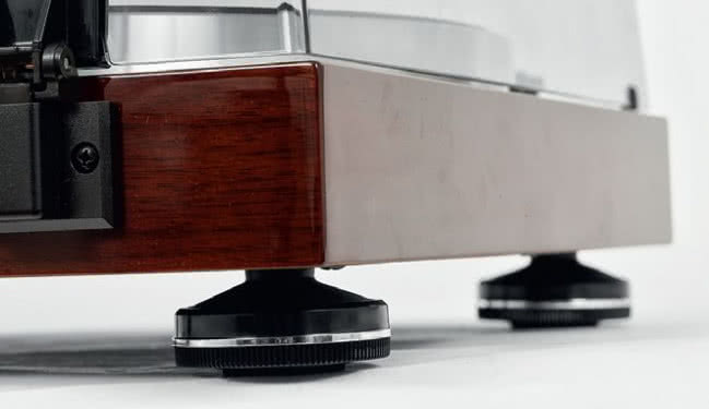 Gramofon został wprawdzie wyposażony w elastyczne, wysokie nóżki, ale dobre efekty daje dodatkowa izolacja od podłoża.