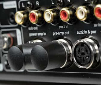 Połączenie między końcówką i przedwzmacniaczem
wyprowadzono na zewnątrz i zrealizowano
za pomocą zwory.