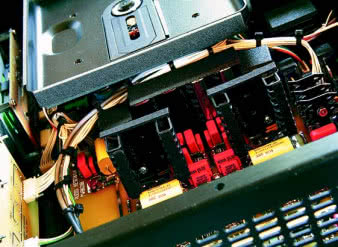 Widać wręcz obsesyjną dbałość o tłumienie drgań, oklejono wszystko co się dało, nawet radiatory stabilizatorów napięcia...