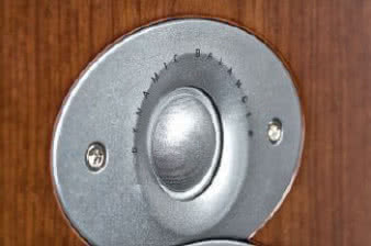 Srebrzysta kopułka wysokotonowa nie jest metalowa
ani ceramiczna, lecz tekstylna.