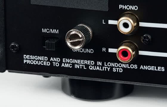 XIA30t może się pochwalić przedwzmacniaczem gramofonowym, obsługującym zarówno wkładki MM, jak i MC.