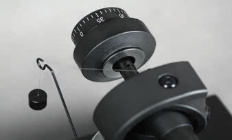 Przeciwwaga z aluminium porusza się po
plastikowym trzpieniu. Antyskating to klasyka -
ciężarek na żyłce.